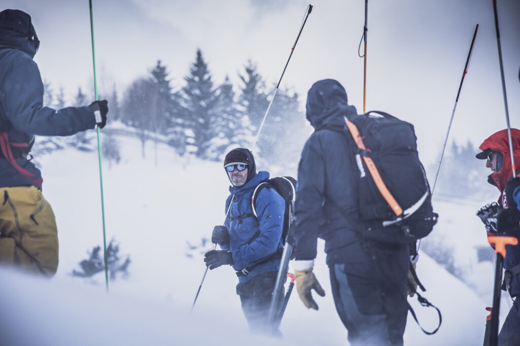 Narciarskie okulary przeciwsłoneczne MAJESTY VERTEX w górach podczas śnieżycy.
