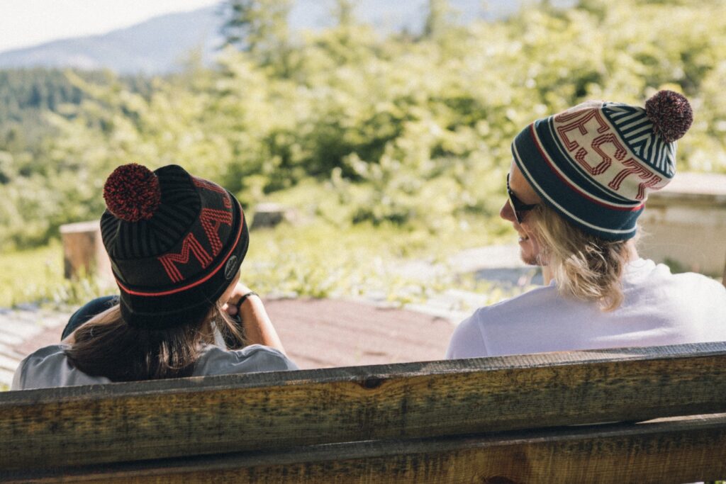 czapki zimowe z pomponem MAJESTY Sibi w górach
