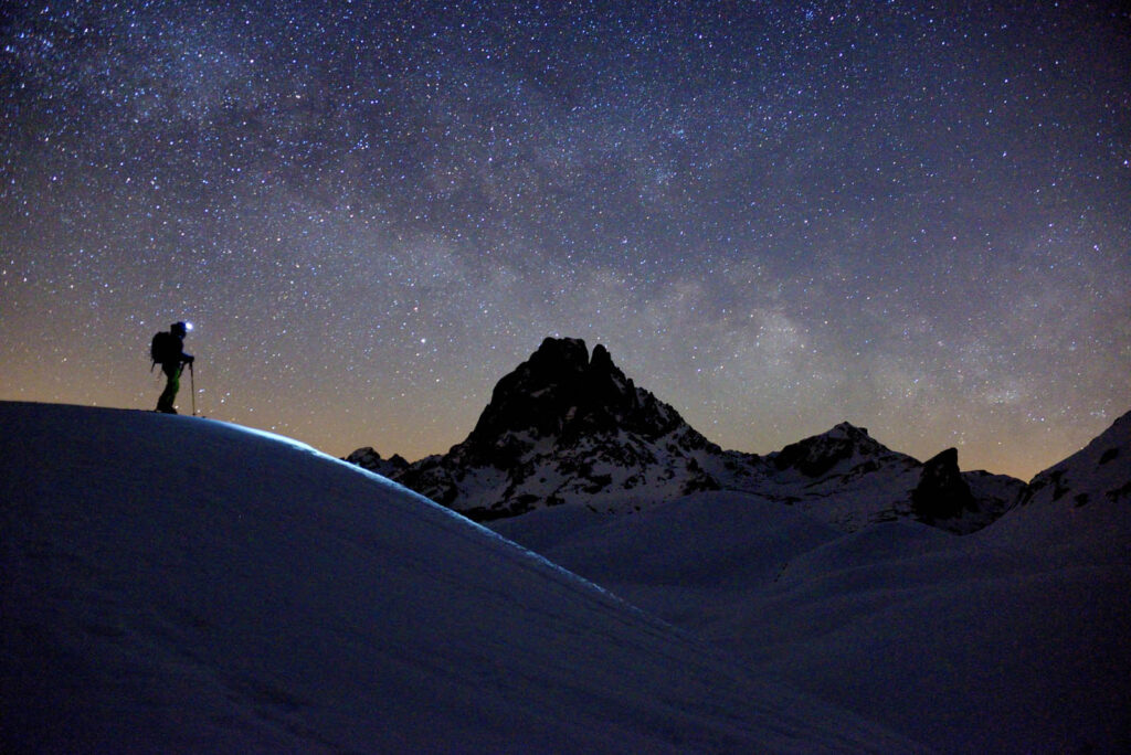 Narty skiturowe MAJESTY Supernova Carbon nocne niebo z narciarzem