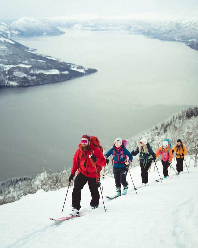 Narty skiturowe Majesty Superpatrol wypad w góry w grupie